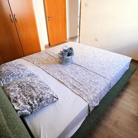 Sunny 2br Getaway Steps From The With Wi-fi Lägenhet