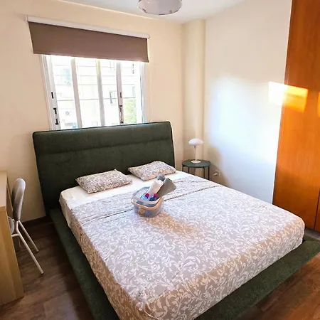 Sunny 2br Getaway Steps From The With Wi-fi Appartamento Larnaca