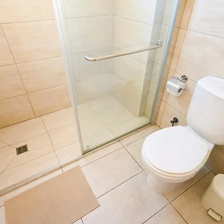 Lägenhet Sunny 2br Getaway Steps From The With Wi-fi Larnaca