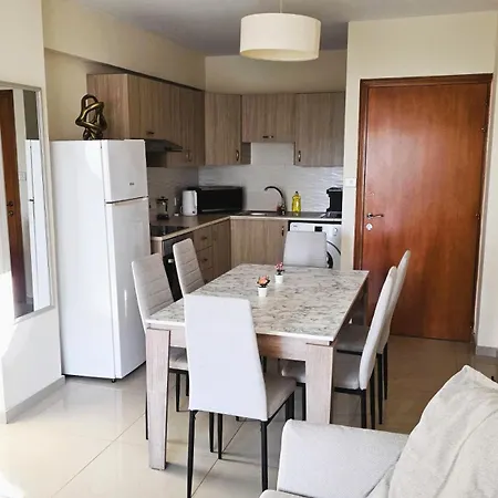 Sunny 2br Getaway Steps From The With Wi-fi Appartamento Larnaca