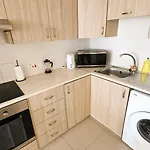 Sunny 2br Getaway Steps From The With Wi-fi *