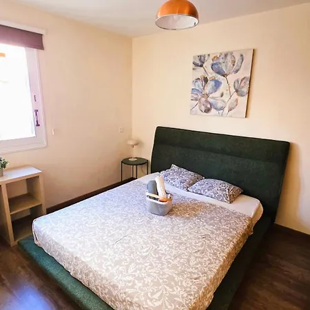 Sunny 2br Getaway Steps From The With Wi-fi Lejlighed *