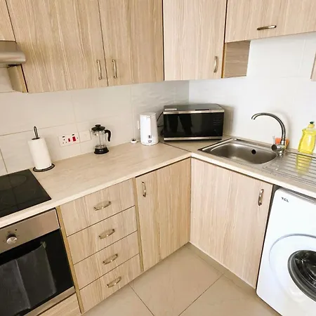 Coastal 2br Haven Walk To The *