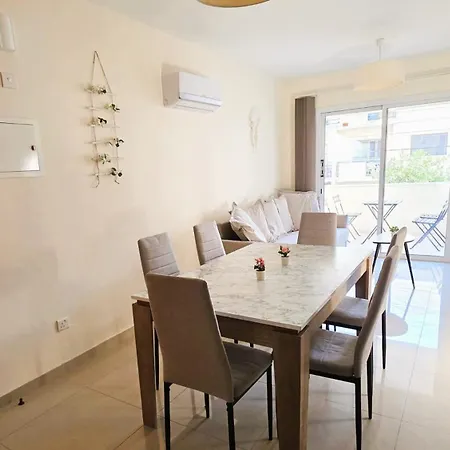 Coastal 2br Haven Walk To The Apartment *