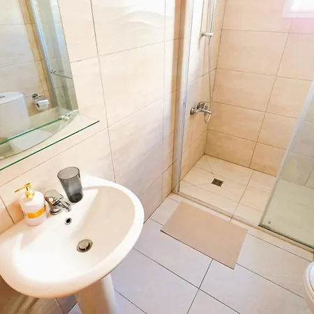 Sunny 2br Getaway Steps From The With Wi-fi Lejlighed Larnaca