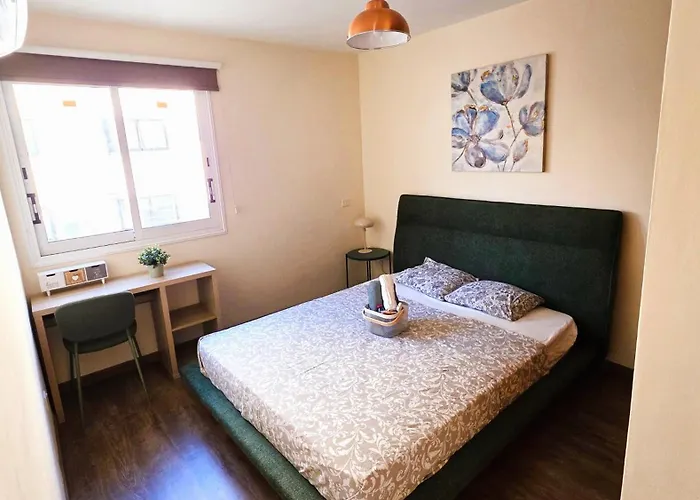 Sunny 2br Getaway Steps From The With Wi-fi Apartamento