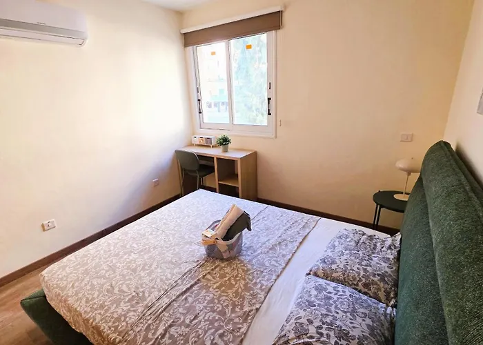 Sunny 2br Getaway Steps From The With Wi-fi * Lárnaca