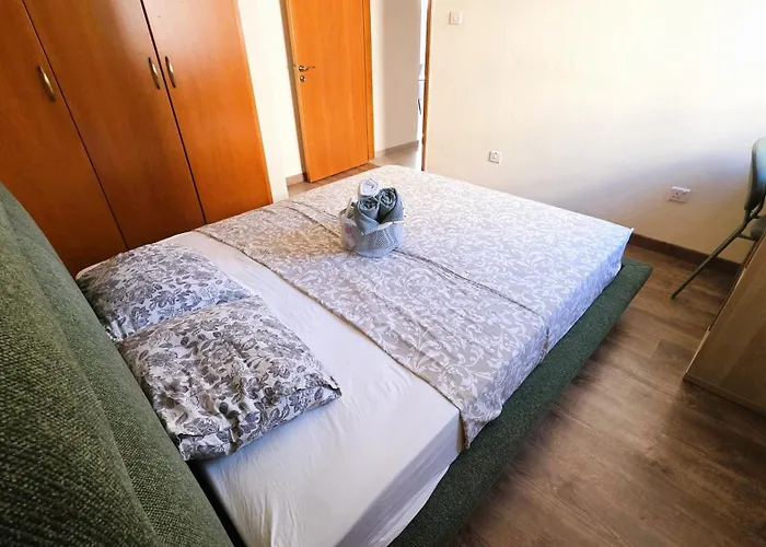 Sunny 2br Getaway Steps From The With Wi-fi Apartamento