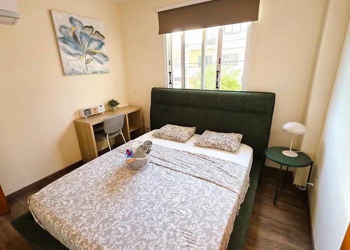 Sunny 2br Getaway Steps From The With Wi-fi * 라르나카