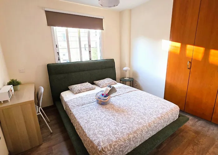 Sunny 2br Getaway Steps From The With Wi-fi Apartamento Lárnaca