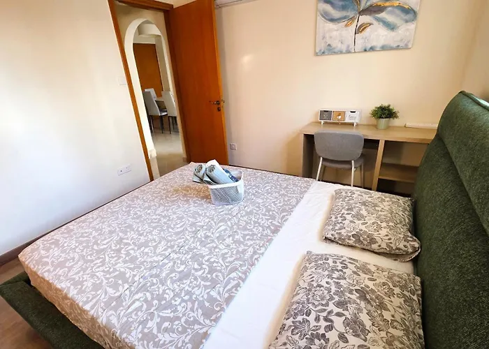 Sunny 2br Getaway Steps From The With Wi-fi * Lárnaca