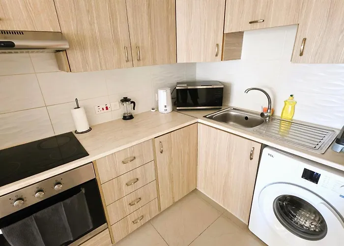 Sunny 2br Getaway Steps From The With Wi-fi *