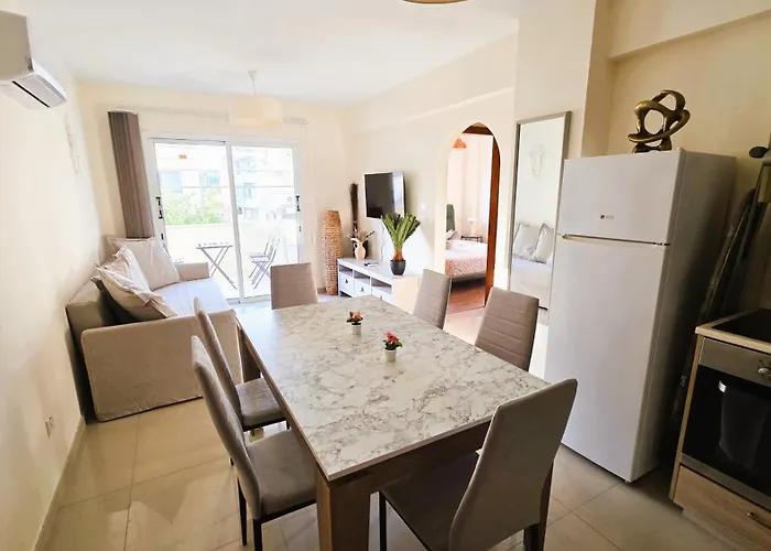 Sunny 2br Getaway Steps From The With Wi-fi 라르나카