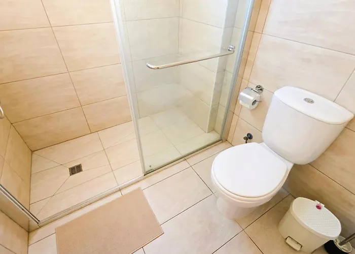 Apartamento Sunny 2br Getaway Steps From The With Wi-fi Lárnaca