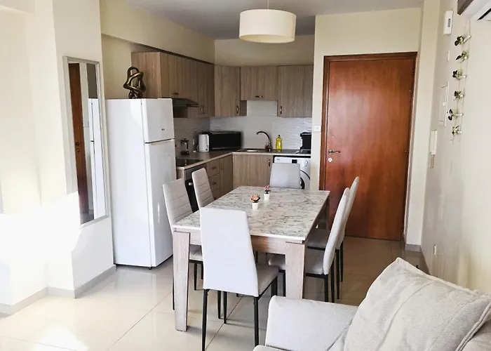 Sunny 2br Getaway Steps From The With Wi-fi Apartamento Lárnaca