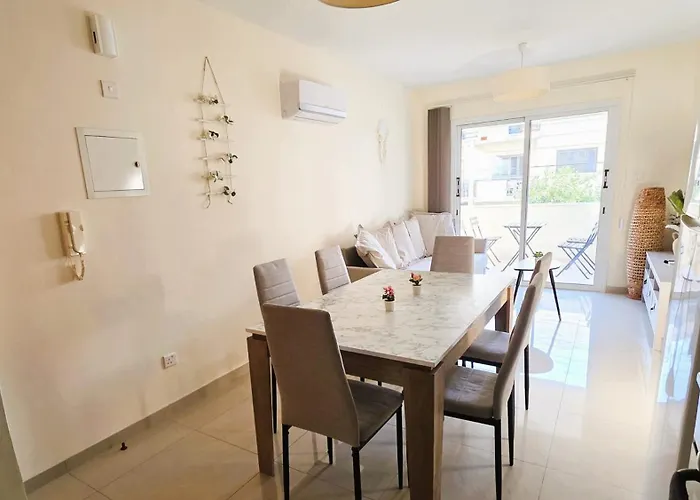 Sunny 2br Getaway Steps From The With Wi-fi 아파트 *