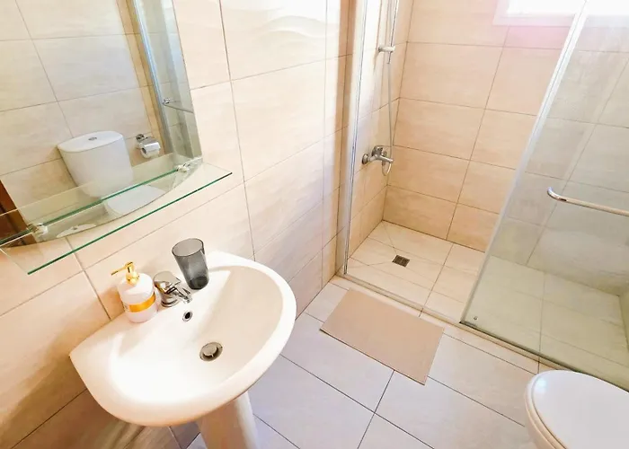 Sunny 2br Getaway Steps From The With Wi-fi 아파트 라르나카